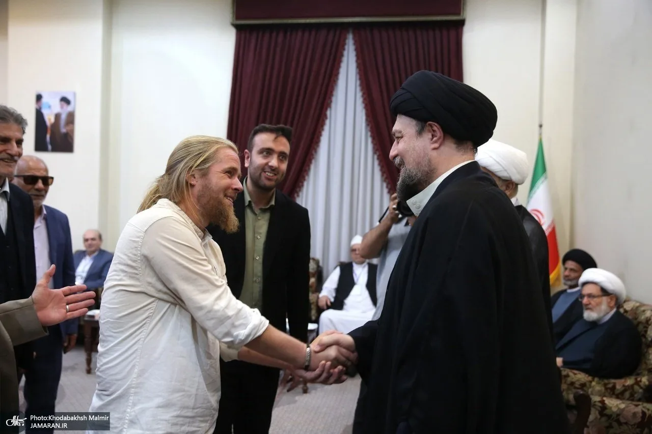 خوش و بش مهمانان خارجی با سیدحسن خمینی در مراسم چهلمین کنفرانس وحدت اسلامی + تصاویر