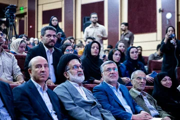هادی خانیکی و وزیر بهداشت، محمدرضا ظفرقندی، در نشست هم‌اندیشی دانشجویان فعال رسانه‌ای