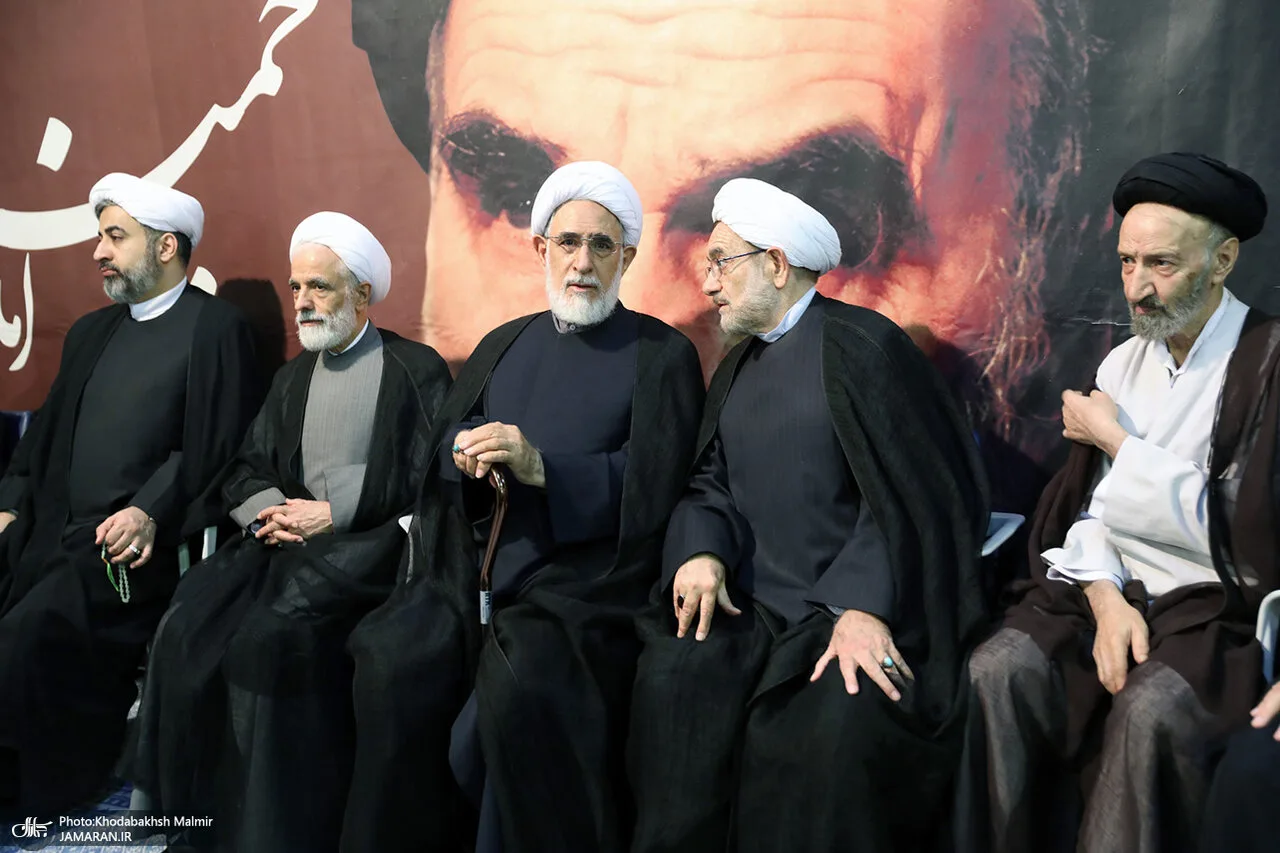 فرزند سید حسن خمینی در مراسم ختم مادربزرگش/ معاون پزشکیان هم آمد/ محسن هاشمی هم بود+ تصاویر