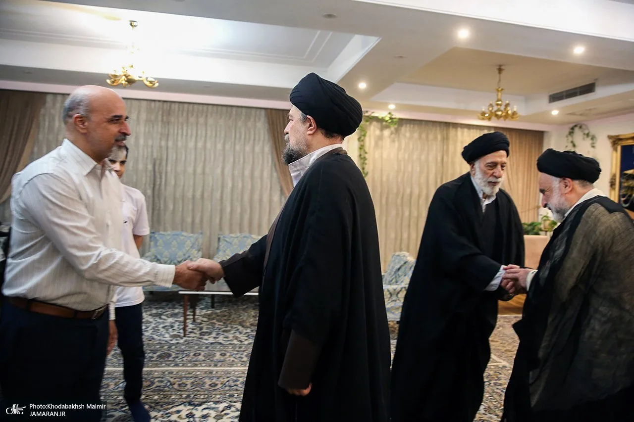 تصاویری از حضور سید حسن خمینی در منزل برادر رهبر شهید انقلاب
