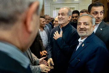 مسعود پزشکیان، رئیس جمهور و علیرضا کاظمی، وزیر آموزش و پرورش در مراسم یادبود دولتمردان شهید