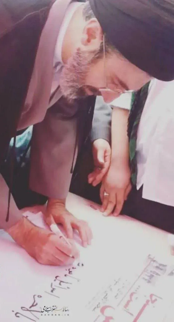 بالاخره اسرائیل نابود می‌شود!/ تصویر آیت‌الله سیدمجتبی خامنه‌ای در حال نوشتن عبارتی درباره اسرائیل