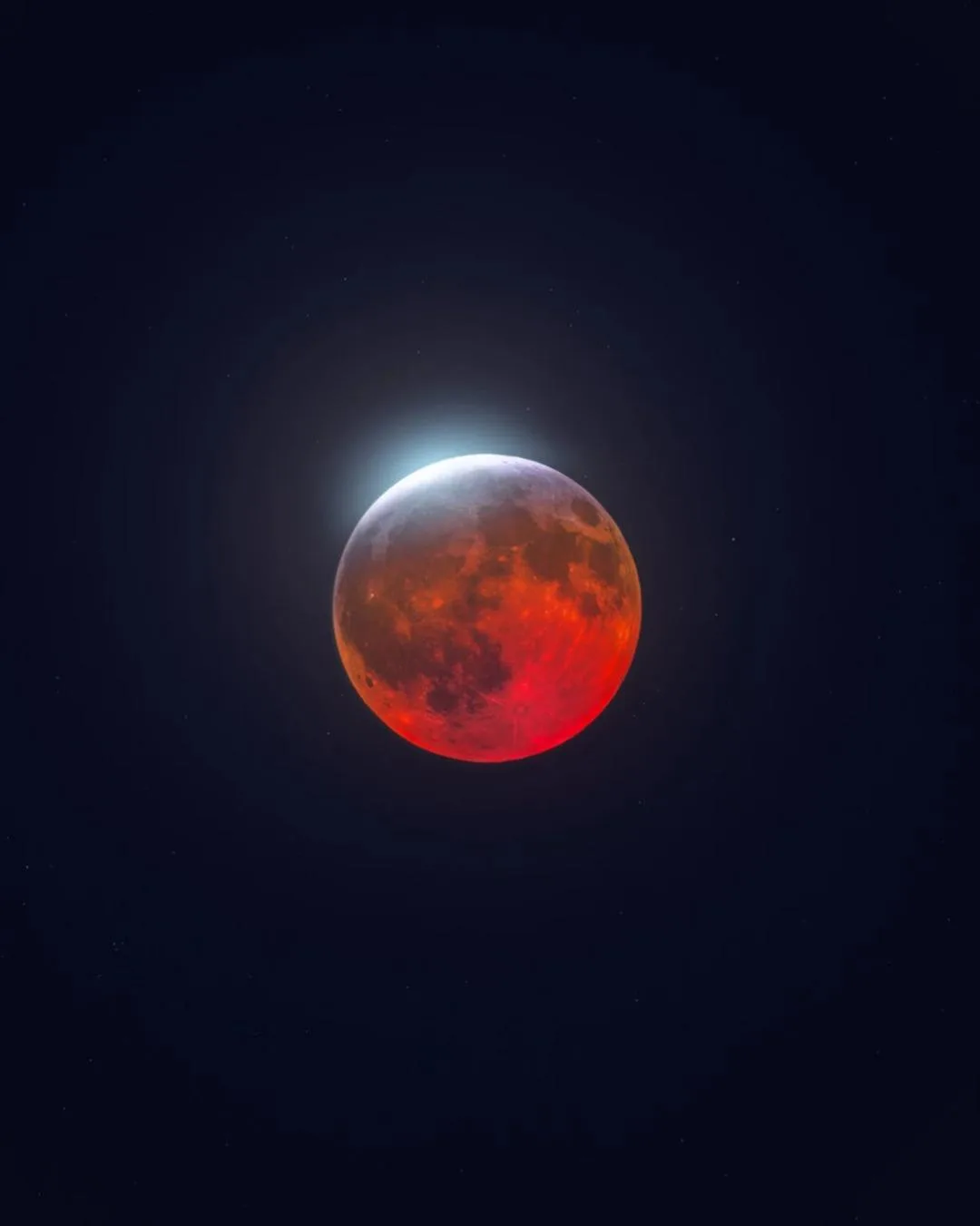 ماه خونین (Blood Moon) در میان تاریکی آسمان شب