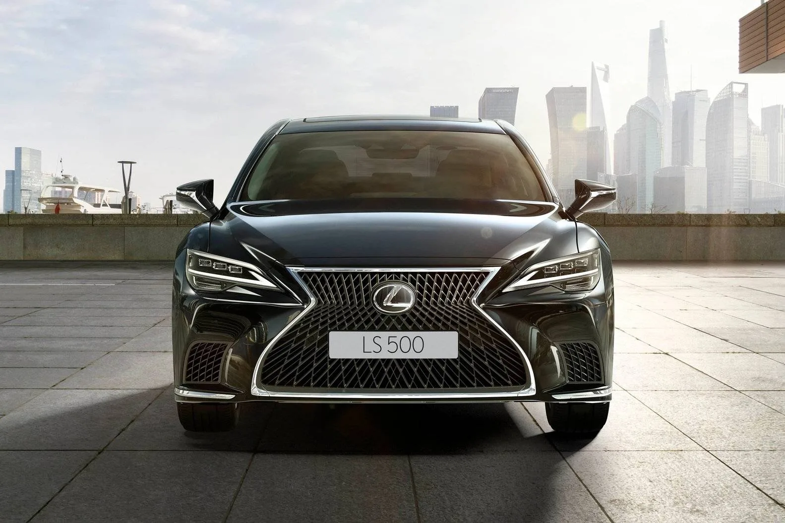 نمای جلو لکسوس LS500