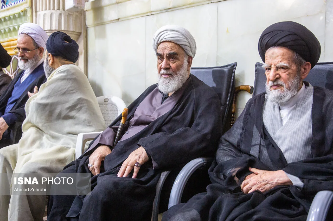عکسی از فرزند ارشد رهبر شهید انقلاب در مراسم چهلم/ گپ و گفت عضو شورای نگهبان با نماینده آیت الله سیستانی/ سید علی خمینی هم بود