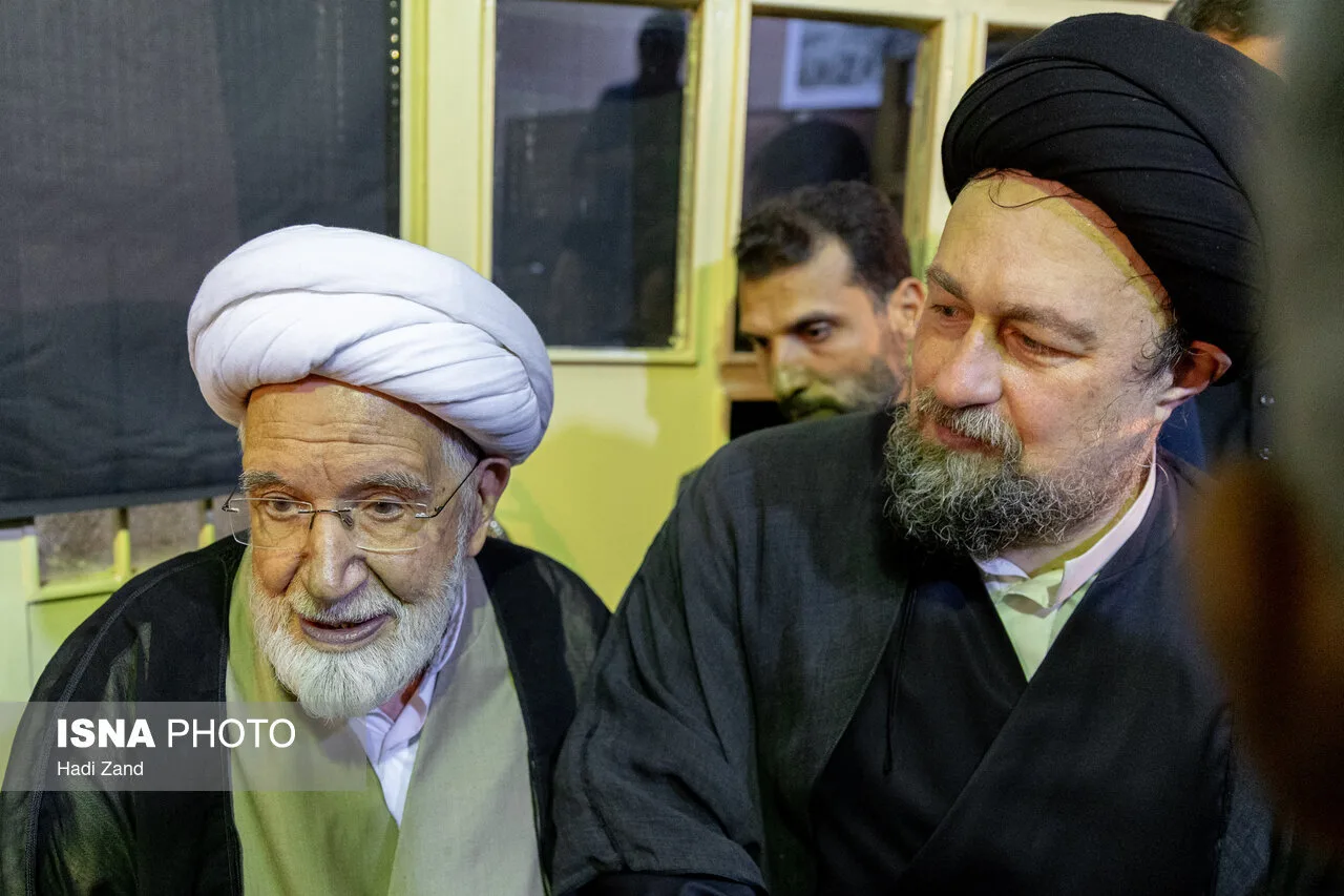 تصویری از حسن روحانی در کنار سید حسن خمینی/ خاتمی، کروبی و موسوی خوئینیها در یک قاب/ وزیر دادگستری هم بود+ عکس