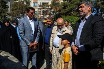 محسن امیدیان، شهردار منطقه 21 و مهدی چمران، رییس شورای اسلامی شهر تهران در مراسم رونمایی از مجسمه کمال‌الملک