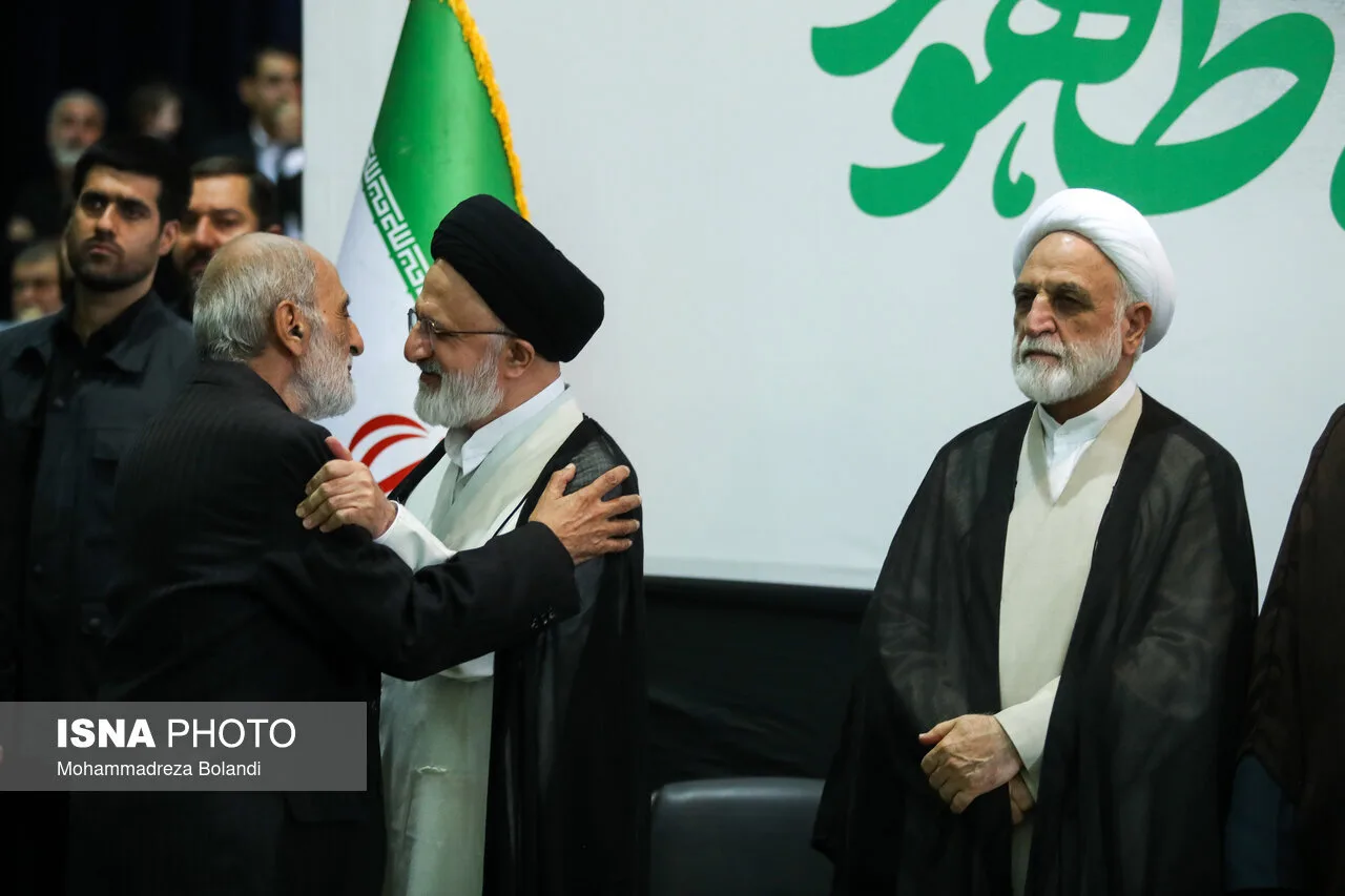 گفتگوی فرمانده قرارگاه ثارالله تهران با حجج الاسلام سید مسعود و سید مصطفی خامنه ای/ گلپایگانی و داماد رهبر شهید هم بودند+ تصاویر