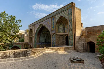 معماری در حال تخریب؛ مسجد «حاج رجبعلی».