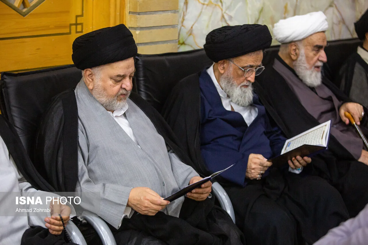عکسی از فرزند ارشد رهبر شهید انقلاب در مراسم چهلم/ گپ و گفت عضو شورای نگهبان با نماینده آیت الله سیستانی/ سید علی خمینی هم بود