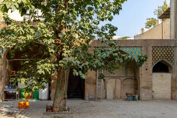 معماری در حال فروپاشی؛ مسجد «حاج رجبعلی». خاندان ملامحمد جعفر شریعتمداری، از سال‌ها پیش از انقلاب تا امروز، پیش نماز این مسجد بوده اند. به دلیل ارادت کدخدای درخونگاه به ملامحمد جعفر شریعتمداری، یکی از پسرانش به عقد دختر او در آمد و در نتیجه این نزدیکی، این مسجد و موقوفاتش به نوادگان دختری حاج رجبعلی وقف شد تا نسل در نسل از آن بهره‌برداری کنند. این مسجد یکی از نخستین مساجد ایران و تهران با سقف بیضی و ۳ ایوانه است.