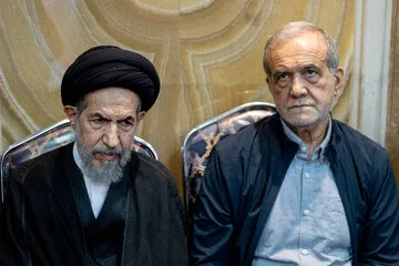 مسعود پزشکیان، رئیس جمهور و سید محمدحسن ابوترابی‌فرد، امام جمعه موقت تهران در مراسم یادبود دولتمردان شهید