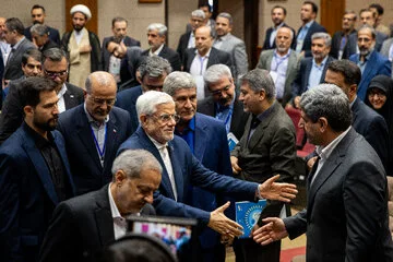 محمدرضا عارف، معاون اول رئیس‌جمهور و علیرضا کاظمی، وزیر آموزش و پرورش در اختتامیه سی‌ونهمین اجلاس روسای آموزش و پرورش