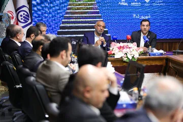 احمد میدری، وزیر تعاون، کار و رفاه اجتماعی و غلامحسین محمدی، سرپرست سازمان تأمین اجتماعی در مراسم رونمایی از طرح «همگام»