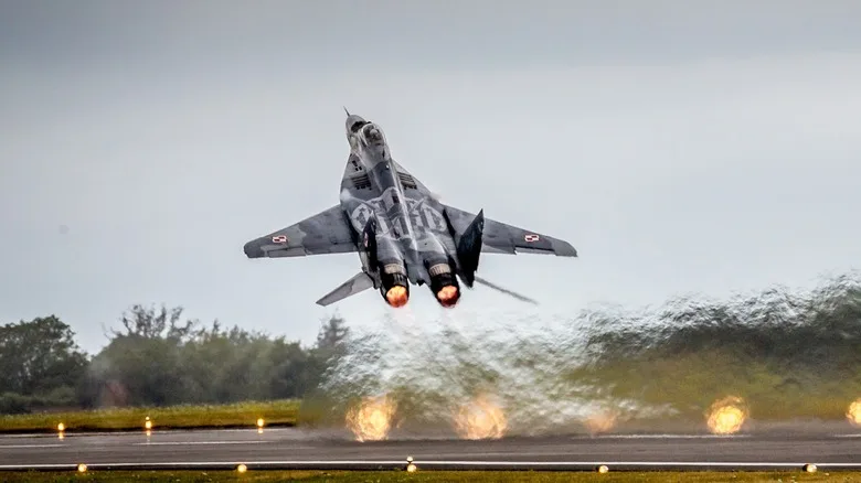جنگنده قدیمی دهه ۷۰