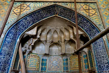 پاسخ به نیازهای مالی مسجد از طریق سال‌ها پیش در زیر سقف و بالای محراب ۹ سنگ قیمتی جاساز شده بود تا در مواقع ضروری به فروش برسند. اما، حدود ۱۰ سال پیش، زمانی که تولیت مسجد دستور بررسی مکان را می‌دهد، با جای خالی آن‌ها روبرو می‌شوند. شریعتمداری اشاره کرده است که وقتی داربست‌های چوبی نصب شده بودند، ممکن است این سنگ‌ها به سرقت رفته باشد. هنوز آثار آن سنگ‌ها در محل مشخص است و هیچ کس نمی‌داند چگونه و کی این دزدی صورت گرفته است.