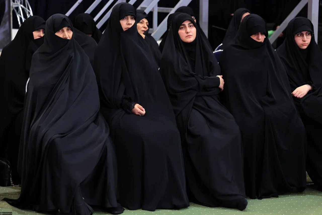 فرزندان سردار سلیمانی در مراسم چهلمین روز تدفین رهبر شهید/ دختر شهید سلامی هم بود + تصاویر