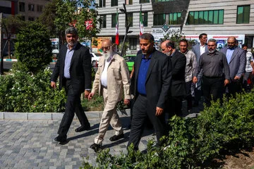 محسن امیدیان، شهردار منطقه 21 و مهدی چمران، رییس شورای اسلامی شهر تهران در مراسم رونمایی از مجسمه کمال‌الملک