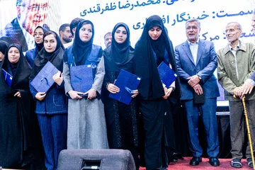 هادی خانیکی در کنار وزیر بهداشت، محمدرضا ظفرقندی، در نشست هم‌اندیشی دانشجویان فعال رسانه‌ای
