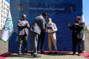 مهدی چمران، رییس شورای اسلامی شهر تهران در مراسم رونمایی از مجسمه کمال‌الملک