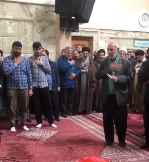 سینهزنی رهبر انقلاب در یک مراسم تشییع/ آیت سید مجتبی خامنهای در کنار برادرش + تصویر