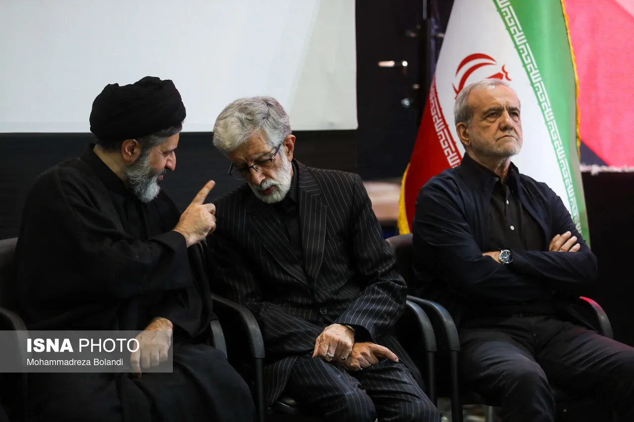 حضور سران قوا در مراسم چهلم رهبر شهید انقلاب/ هم نشینی قالیباف و دایی فرزندان رهبر شهید+ تصاویر