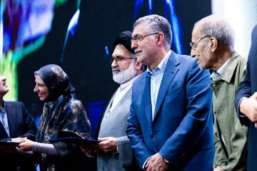 تقدیر محمدرضا ظفرقندی از برگزیدگان در نشست هم‌اندیشی