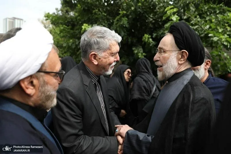 خوش و بش دو وزیر ارشاد در تشییع یک روزنامه نگار/ عکسی از محمد خاتمی و سیدعباس صالحی در مقابل روزنامه اطلاعات