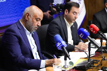 احمد میدری، وزیر تعاون، کار و رفاه اجتماعی و غلامحسین محمدی، سرپرست سازمان تأمین اجتماعی در مراسم رونمایی از طرح «همگام»