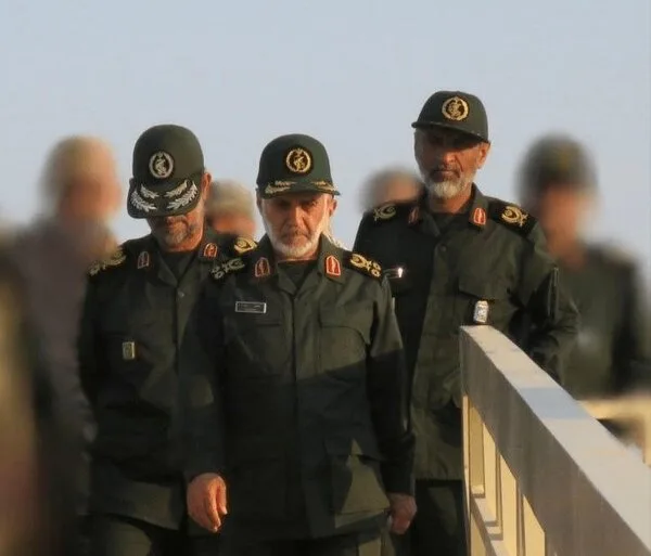 سرداران شهید رشید و تنگسیری در کنار فرمانده نیروی دریایی سپاه + عکس