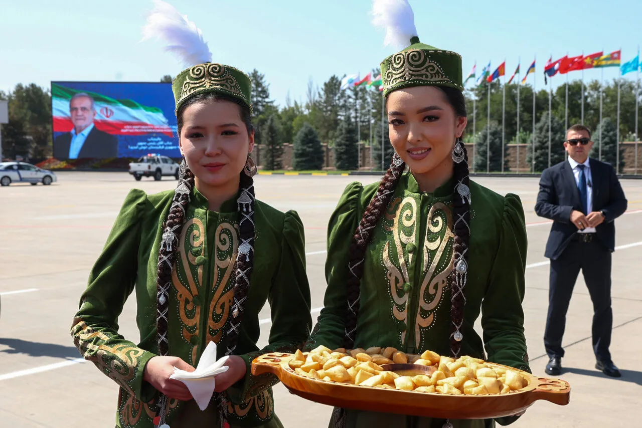 استقبال از رئیس جمهور با نان محلی در بیشکک+ تصاویر
