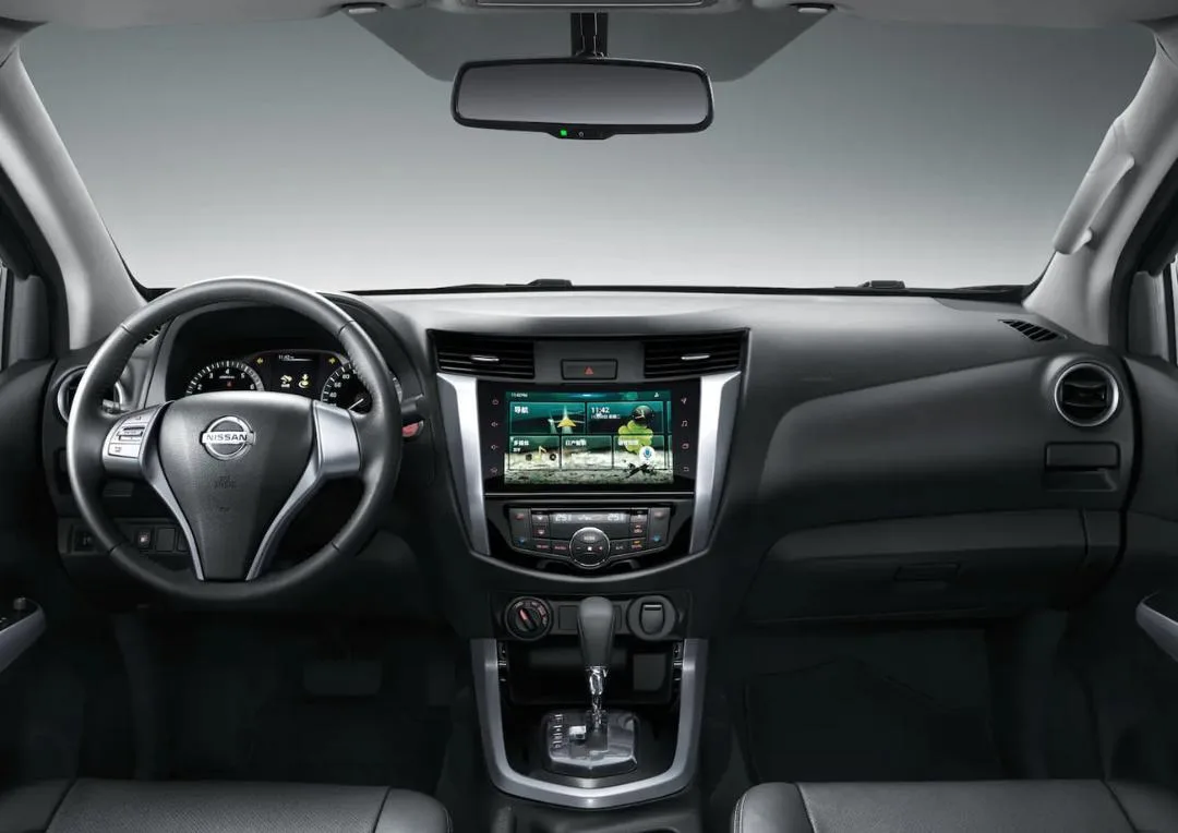داشبورد و کابین جلوی خودروی نیسان ناوارا (Nissan Navara) با نمایشگر لمسی