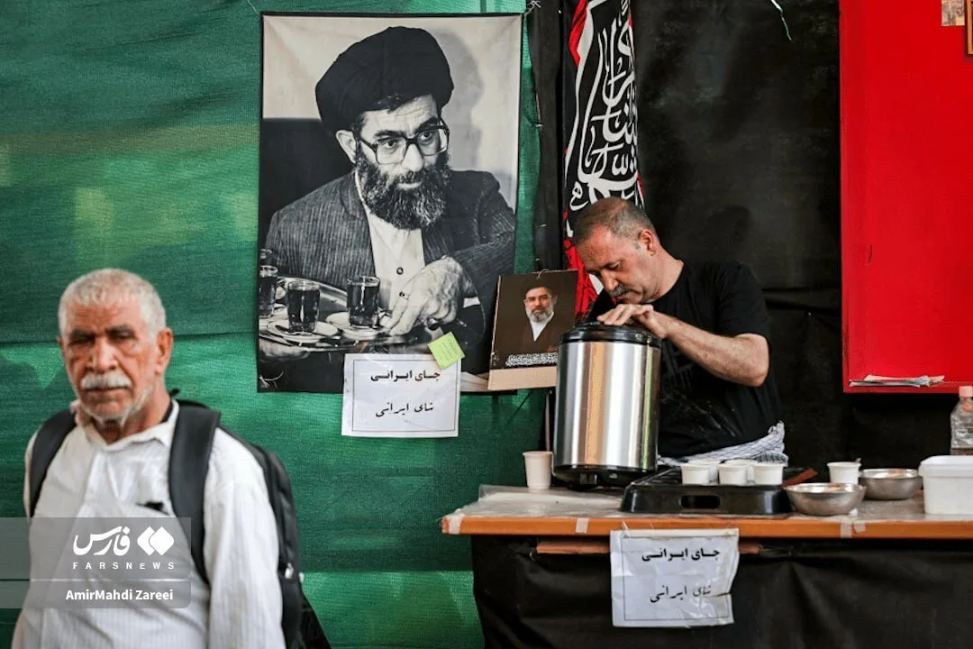 راهپیمایی زائران اربعین با تصاویر مختلف از رهبر شهید و رهبر جدید/ از قاب عکس رهبر شهید در موکب توزیع چای تا نصب شعر روی پرچم ایران؛ ننگ ماست اگر...