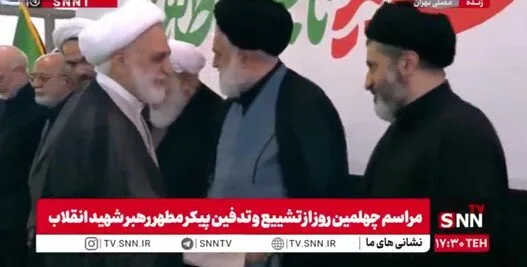 آغاز برگزاری مراسم بزرگداشت چهلم رهبر شهید در مصلای تهران/ تصویر مسعود و مصطفی خامنهای به عنوان میزبان/ احوالپرسی قاضیالقضات با فرزندان رهبر شهید