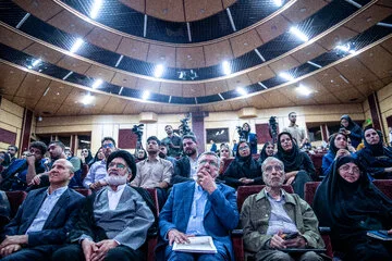 هادی خانیکی در کنار وزیر بهداشت، محمدرضا ظفرقندی، در نشست هم‌اندیشی دانشجویان رسانه‌ای