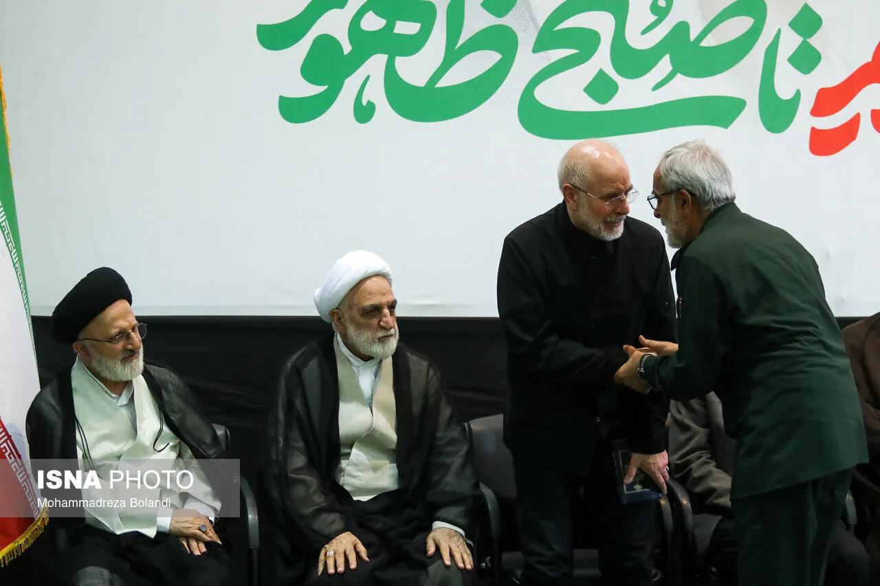 گفتگوی فرمانده قرارگاه ثارالله تهران با حجج الاسلام سید مسعود و سید مصطفی خامنه ای/ گلپایگانی و داماد رهبر شهید هم بودند+ تصاویر