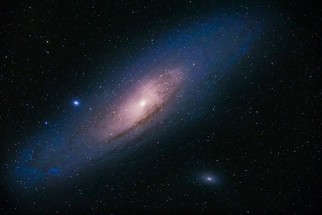 کهکشان آندرومدا (Andromeda Galaxy) با هسته درخشان در میان ستارگان