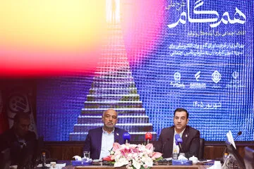 احمد میدری، وزیر تعاون، کار و رفاه اجتماعی و غلامحسین محمدی، سرپرست سازمان تأمین اجتماعی در مراسم رونمایی از طرح «همگام»