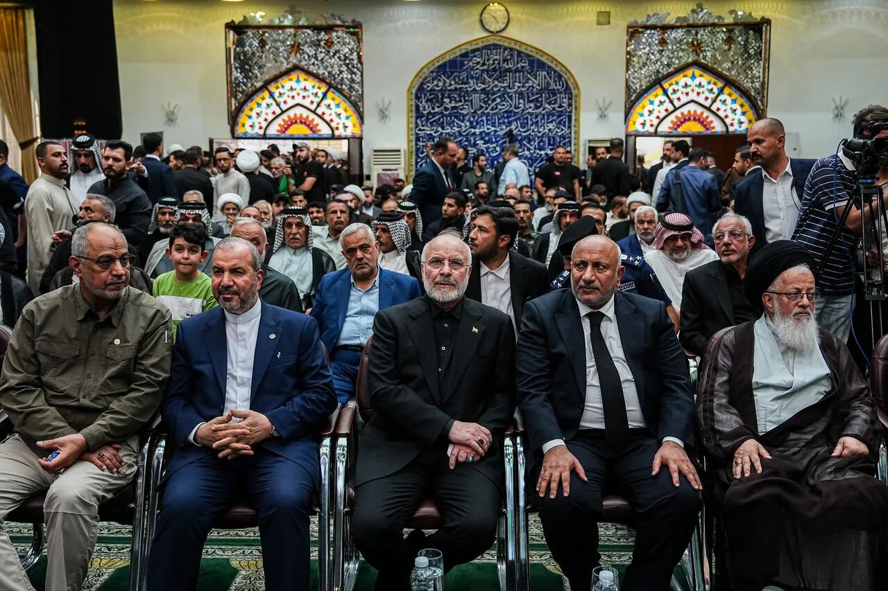 مراسم چهلمین روز تدفین رهبر شهید در کربلا با حضور رئیس مجلس/ از اشک های قالیباف تا تابلو یادبود فرماندهان ترور شده ایران/ خانم نماینده هم بود + تصاویر
