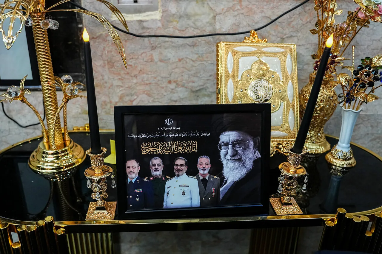 مراسم چهلمین روز تدفین رهبر شهید در کربلا با حضور رئیس مجلس/ از اشک های قالیباف تا تابلو یادبود فرماندهان ترور شده ایران/ خانم نماینده هم بود + تصاویر