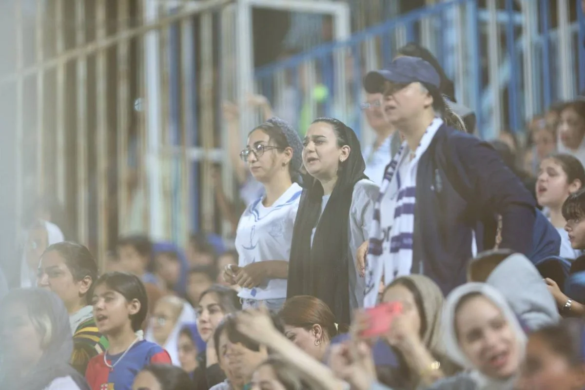 پشت این پیراهن، یک شهر نفس میکشد...