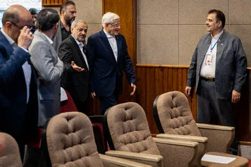 محمدرضا عارف، معاون اول رئیس‌جمهور و علیرضا کاظمی، وزیر آموزش و پرورش در اختتامیه سی‌ونهمین اجلاس روسای آموزش و پرورش