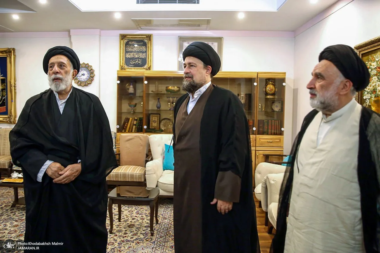 تصاویری از حضور سید حسن خمینی در منزل برادر رهبر شهید انقلاب