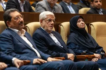 از راست- شینا انصاری، رئیس سازمان حفاظت محیط زیست و محمدرضا عارف، معاون اول رئیس‌جمهور و محمد اتابک، وزیر صمت در بیست و پنجمین همایش ملی صنعت، معدن و خدمات سبز