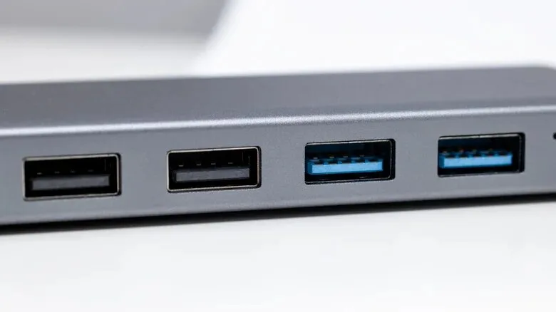 علامت D کنار پورت USB چه کاربردی دارد؟