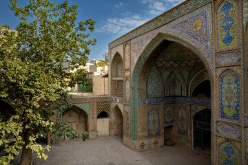 این مسجد، به عنوان یکی از نخستین مساجد ایران و تهران با سقف بیضی و ۳ ایوانه شناخته می‌شود. این بنای تاریخی همچنین به واسطه کاشی‌های معقلی (ترکیب کاشی و آجر) و عناصر دکوراتیو مانند کاشی هفت رنگ و معرق، چاه قرآن و گنبد دوپوش، از جمله بناهای خاص دوران قاجار به شمار می‌رود.
