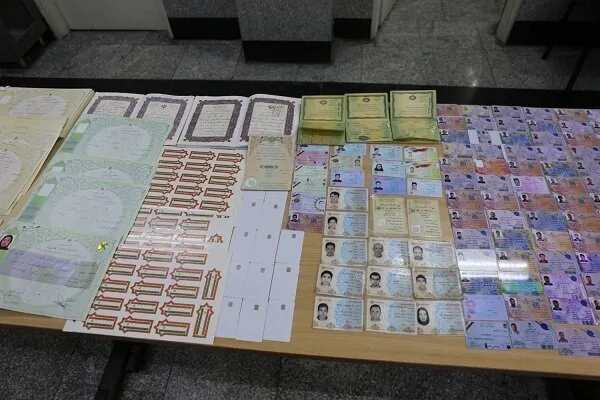دستگیری جاعلان حرفهای مدرک در تهران؛ از سند ازدواج و پاسپورت تا مدرک دانشگاه/ اعتراف جاعل اصلی به جعل ۴ هزار مدرک