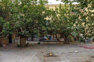 بر اساس اسناد و شواهدی که فعالان میراث سنگلج از آن یاد می‌کنند، ایوان چهارم مسجد در ضلع شمالی بنا چند سال قبل دست‌خوش تغییرات ساخت و ساز شده و تنها رد آجرهایی از آن باقی مانده است.
