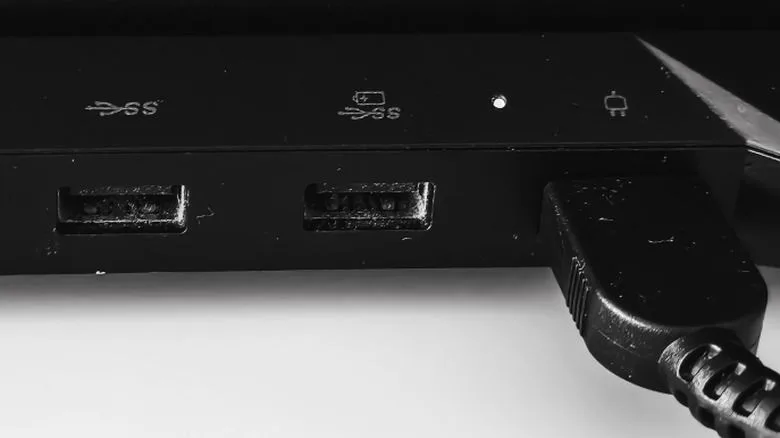 نماد باتری در کنار پورت USB