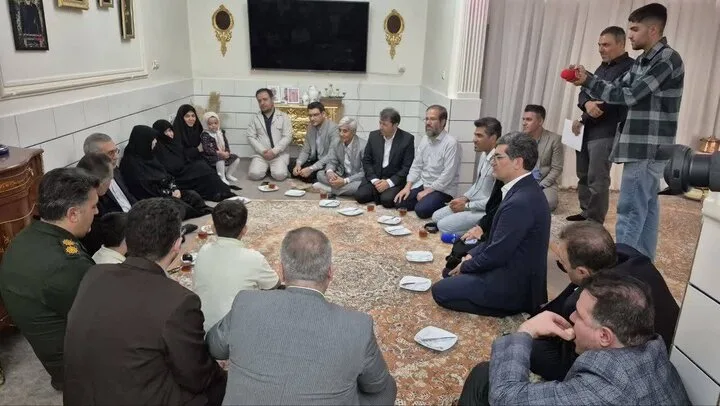 معاون رئیس‌جمهور با خانواده شهدای جنگ تحمیلی رمضان در پاکدشت دیدار کرد
